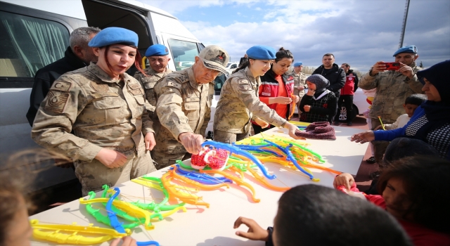 Kahramanmaraş’ta Mehmetçik depremzede çocuklara oyuncak dağıttı