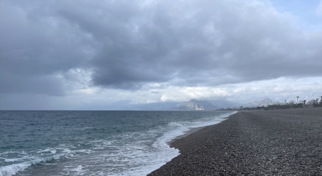 Antalya’da sağanak ve fırtına etkili oluyor