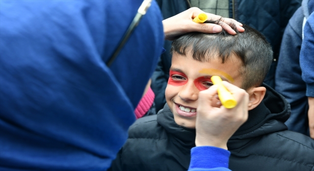 Düzceli gönüllü öğretmenler İslahiye’de çocuklara eğitim verirken eğlendiriyor