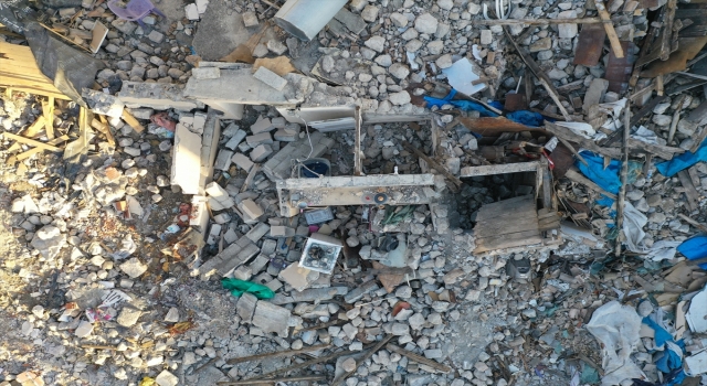Hatay’da yıkılan iki binadan geriye eşyalar ve ayakta duran mutfak dolapları kaldı