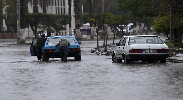 İskenderun’da sağanak etkili oluyor