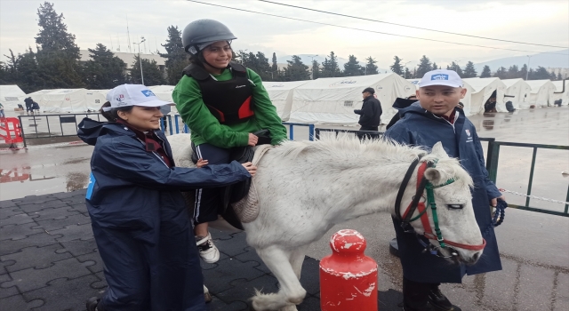 Osmaniye’deki çadır kentte çocuklara ponylerle ”atlı terapi”