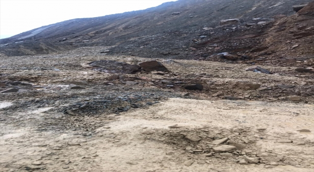 Adana’da heyelan oluşan yolda mahsur kalan minibüs kurtarıldı