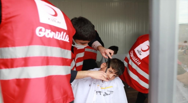 Türk Kızılay gönüllüsü Adanalı berberlerden Hatay’da depremzedelere hizmet