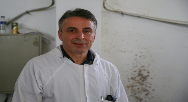 Askerliğini yaptığı Hatay’da arkadaşlarıyla depremzedeler için ekmek üretiyor
