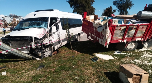 Antalya’da okul servis minibüsü ile kamyonun çarpıştığı kazada 5 kişi yaralandı