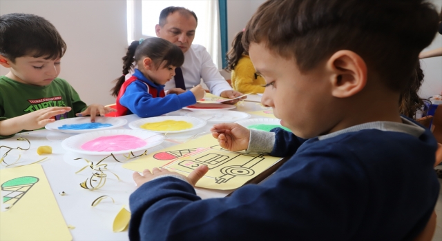Isparta’da okul öncesi çağındaki depremzede çocuklarla kum boyama etkinliği yapıldı