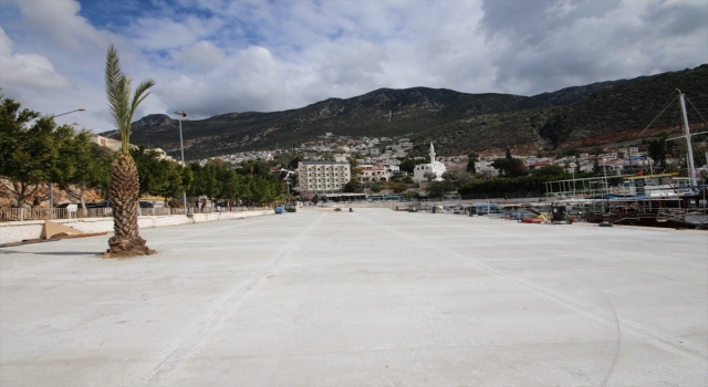 Kaş’taki Kalkan Balıkçı Barınağı’nın zemini yenilendi