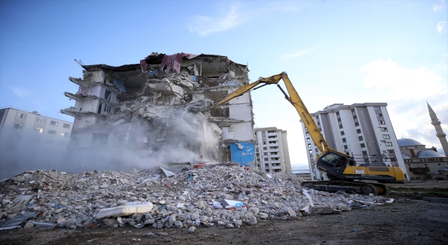 Kahramanmaraş’ta aciliyeti bulunan bina yıkım işlemleri sürüyor