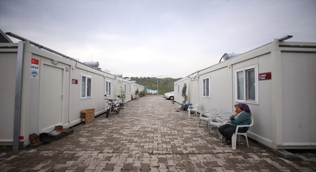 Depremlerde yıkıma uğrayan cadde ve ilçelerin isimleri konteyner kentte yaşatılıyor