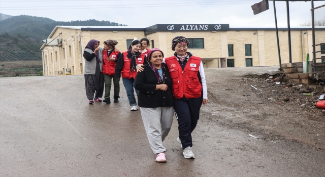 Güney Koreli gönüllüler depremzede ailelere moral ve destek veriyor