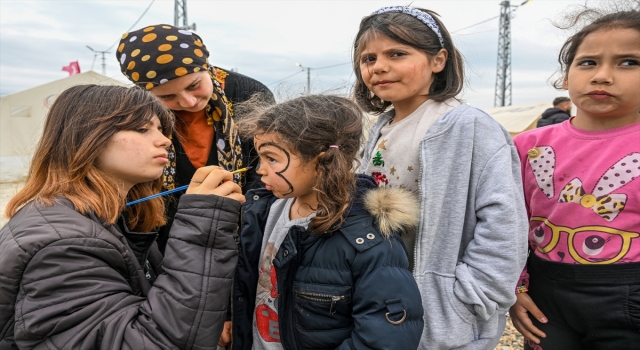 Çadır kentteki çocukların hayalleri Birsen ablalarının etkinlikleriyle renkleniyor