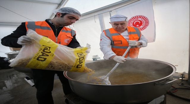 TBMM aşçıları Elbistan’daki aşevinde depremzedelere yemek hazırlıyor