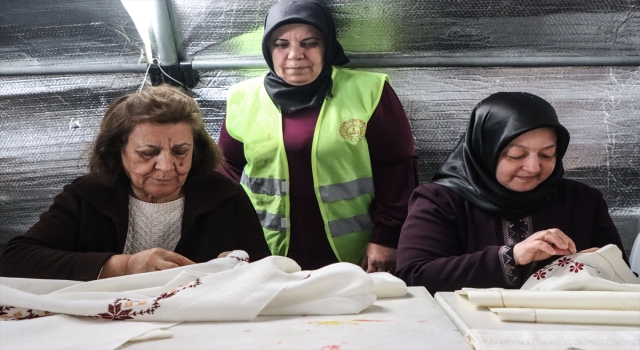 Osmaniyeli kadınlar depremin travmasını el işiyle atlatmaya çalışıyor