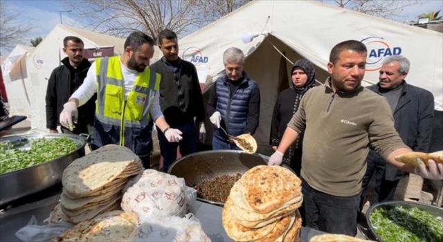 Şahinbey Belediyesi Adıyaman’da her gün 5 bin kişilik yemek ikramında bulunuyor