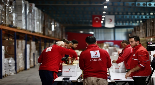 Türk Kızılayın ramazan için hazırladığı ”İyilik Kolisi” Hatay’da depremzedelere ulaştırılıyor