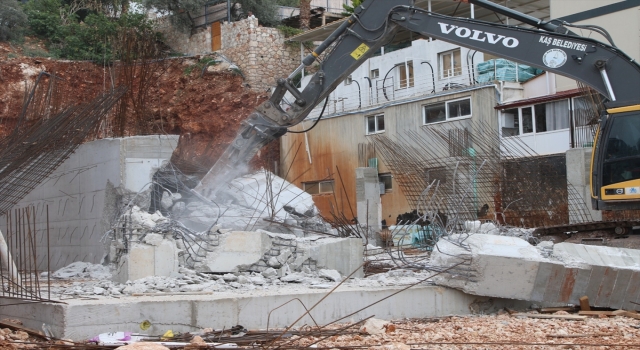 Kaş’ta kaçak inşa edilen bir yapının yıkımı gerçekleştirildi 