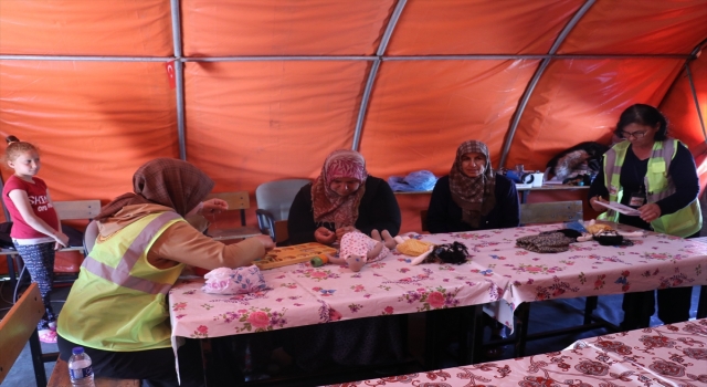 Hataylı depremzede kadınlar ”asrın felaketi”nin izlerini zanaat öğrenek siliyor