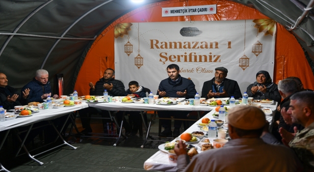 Çevre, Şehircilik ve İklim Değişikliği Bakanı Kurum, depremzedelerle iftar yaptı