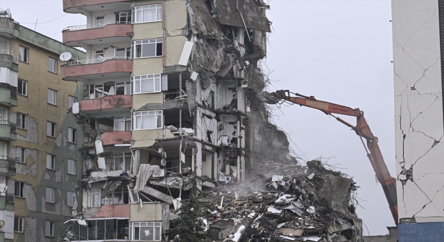 Kahramanmaraş’ta acil yıkım ve enkaz kaldırma çalışmaları devam ediyor