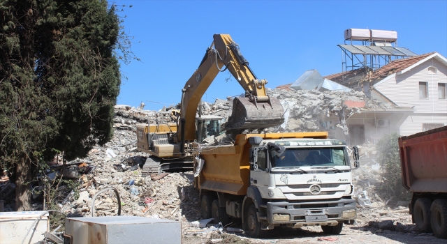 Arsuz’da yıkım ve enkaz kaldırma çalışmaları sürüyor