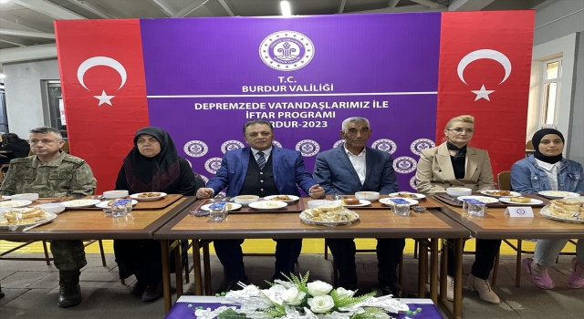 Burdur’da GSB yurtlarındaki depremzedeler iftarda bir araya geldi