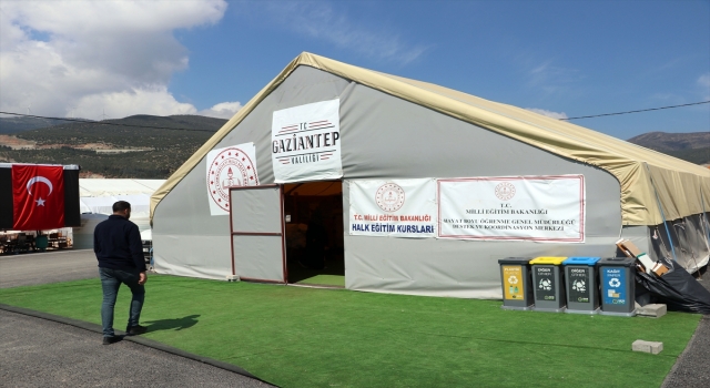 Depremzede kadınlar aynı kaderi yaşadıkları insanların ihtiyaçları için mesai yapıyor