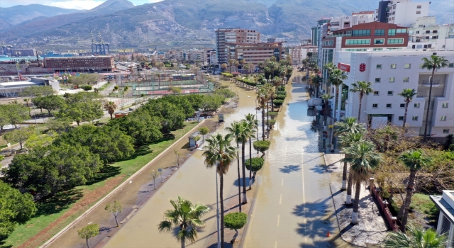 İskenderun’da su altında kalan sahil bandında tahliye çalışmaları sürdü