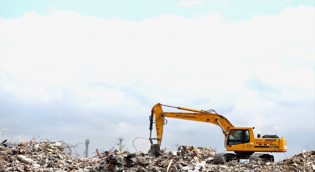 Samandağ’da depremde yıkılan binaların toplandığı enkaz alanı yükselmeye devam ediyor