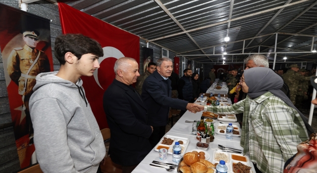 Milli Savunma Bakanı Akar, şehit aileleri ve gazilerle iftar yaptı: