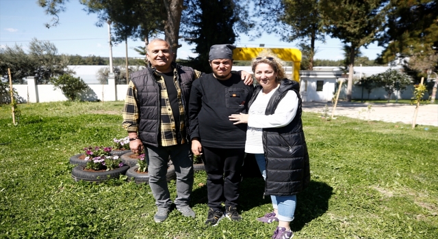 Evlat edindikten sonra otizmli olduğunu öğrendiği Yiğit’in elini 20 yıldır bırakmıyor