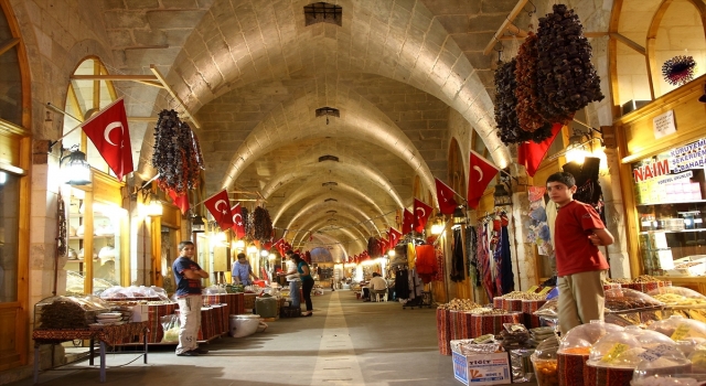 Deprem nedeniyle hasar gören tarihi bedestendeki esnaf ticaretini otoparkta sürdürecek