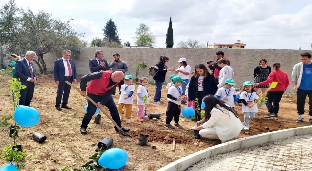 Aksu’da otizmli bireyler fidan dikti