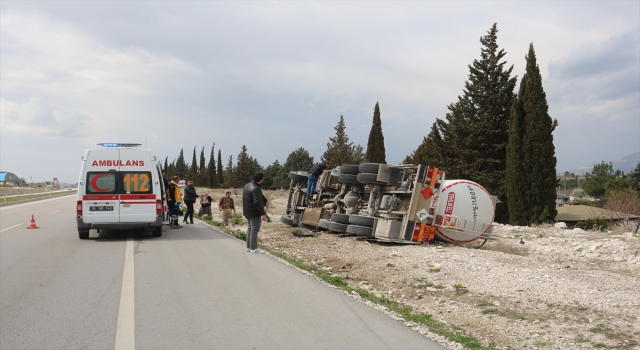 Burdur’da şarampole devrilen tankerin sürücüsü yaralandı
