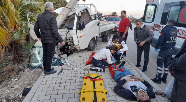Antalya’da elektik direğine çarpan kamyonetteki 2 kişi yaralandı