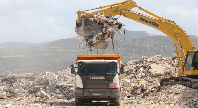 Hatay’da bina yıkım ve enkaz kaldırma çalışmaları sürüyor