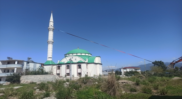 Osmaniye’de depremde hasar gören minare kontrollü yıkıldı