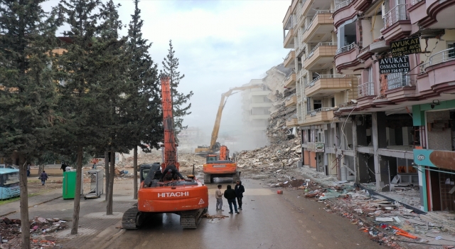 Depremden etkilenen İslahiye’de ağır hasarlı binaların yıkımı sürüyor