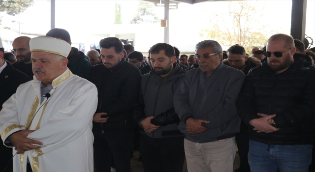 Adana’da üzerine kaya düşen otomobilde vefat eden Pınar öğretmen defnedildi