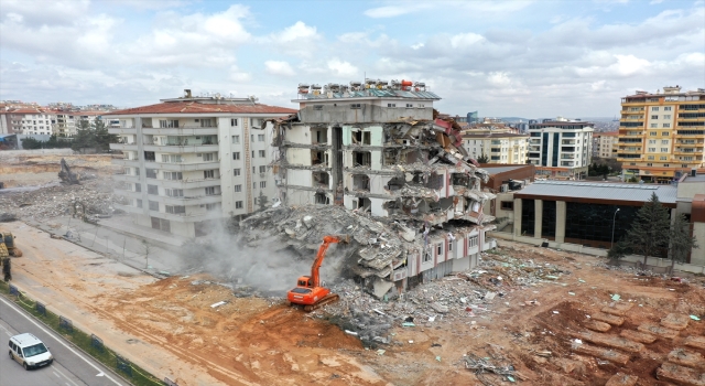 Gaziantep’te riskli binaların kontrollü yıkımı sürüyor