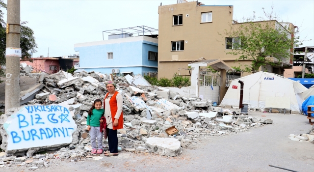 Hataylı kadın ”Yıkılsak da biz buradayız” yazdıkları hasarlı evinin önünden ayrılmıyor