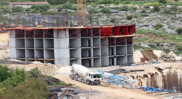 Depremin etkilediği Hatay’da temeli atılan kalıcı konutların inşaatı yükselmeye başladı