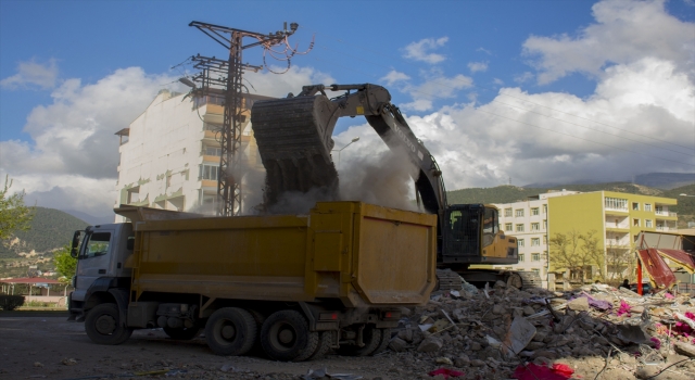 Hatay’ın Belen ilçesinde bina yıkım ve enkaz kaldırma çalışmaları sürüyor