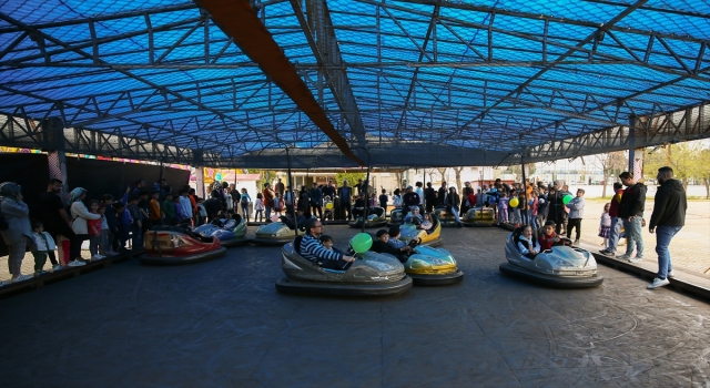 Taraftar grubu UltrAslan, Kahramanmaraş’ta lunaparkı faaliyete geçirip çocukları güldürdü