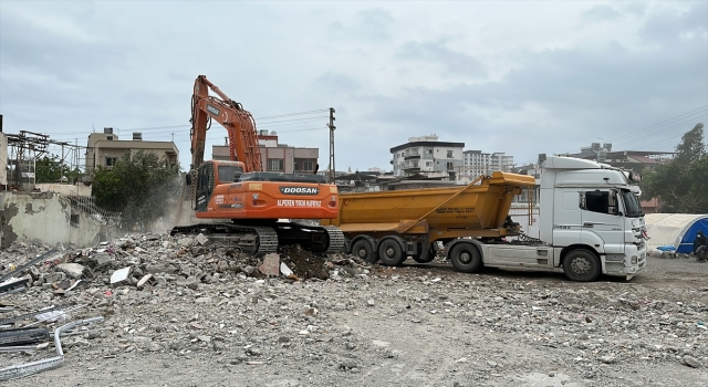 İskenderun’da bina yıkım ve enkaz kaldırma çalışmaları devam ediyor