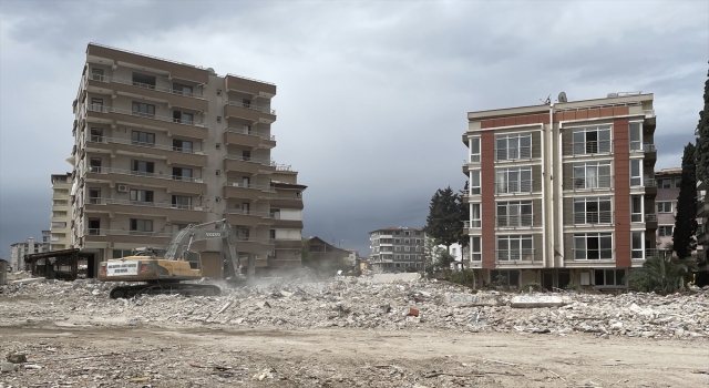 Hatay’da bina yıkım ve enkaz kaldırma çalışmaları sürüyor
