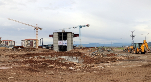 TOKİ’nin İslahiye’deki deprem konutları projesinde bir bloğun kaba inşaatı tamamlandı