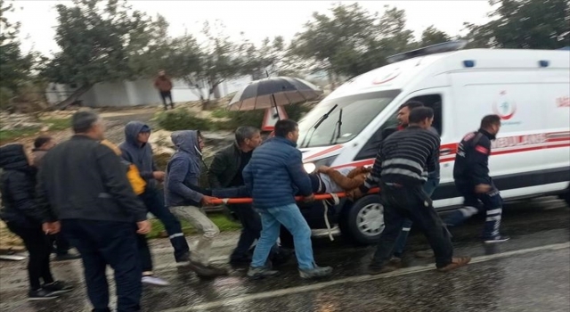 Mersin’de devrilen beton mikserinin sürücüsü yaralandı