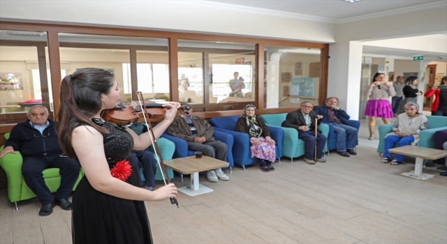 Antalya’da huzurevi sakinlerine keman konseri