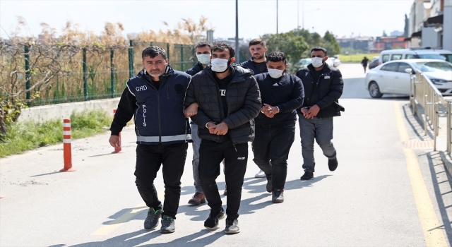 Adana’da minibüste 23 düzensiz göçmen yakalandı